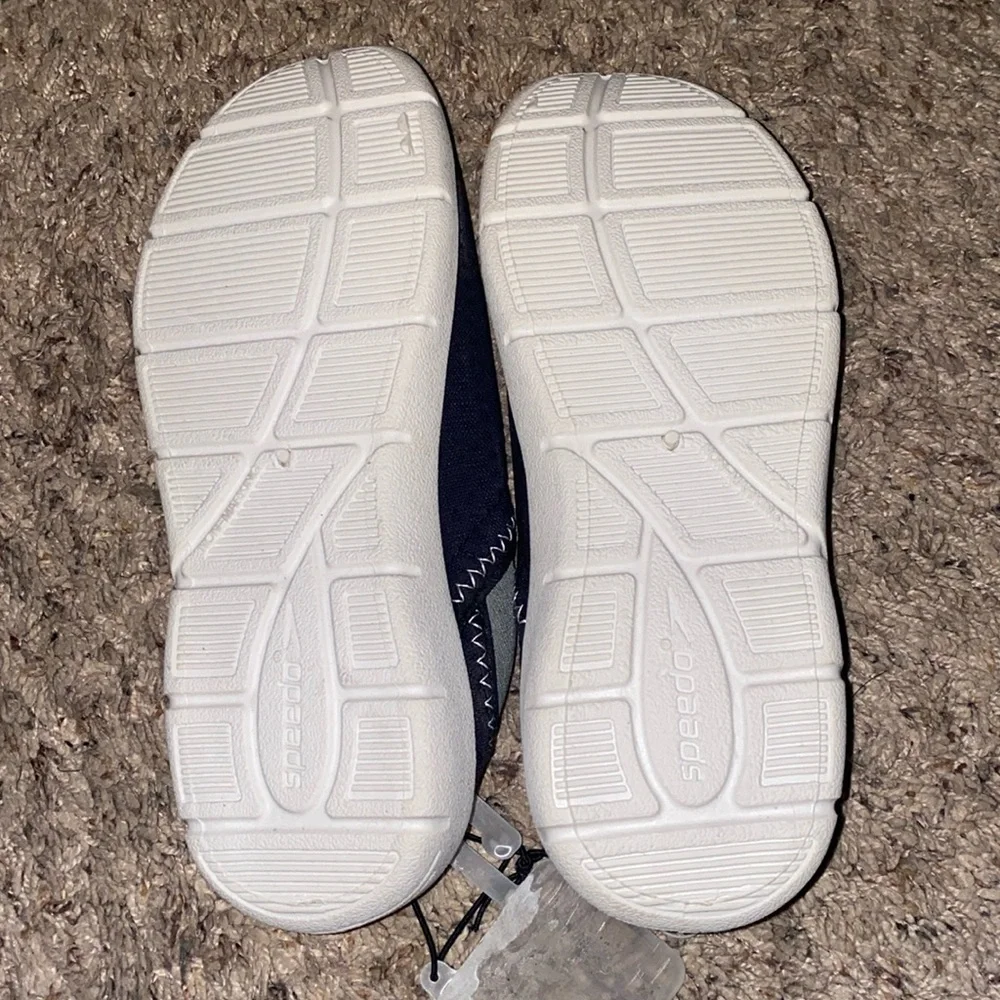 Speedo water shoes brand new never worn size M 2/3